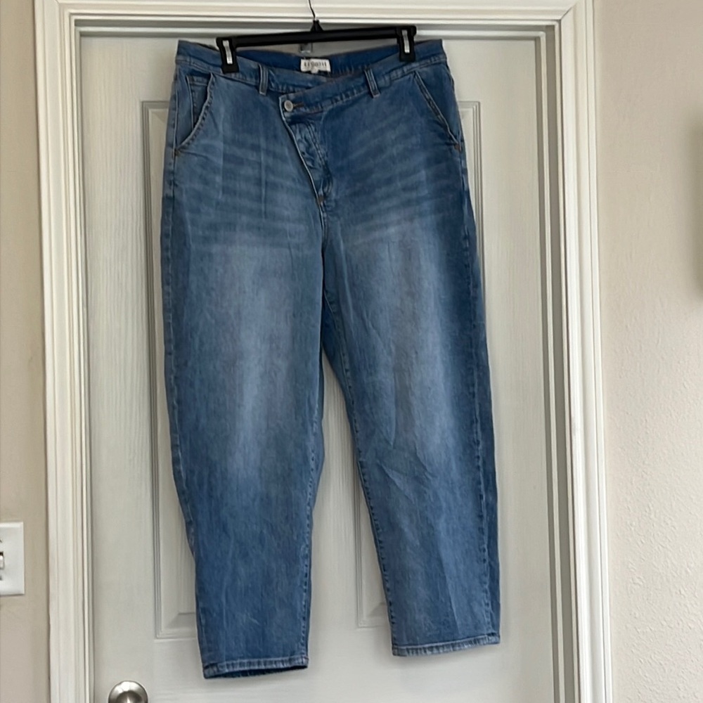 NWOT ELOQUII CROSS BUTTON FLY JEANS
